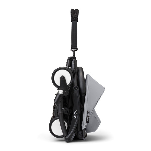 Carrinho Stokke YOYO³ compacto e ultraleve ideal para viagens e cabine de avião estrutura preta cor stone