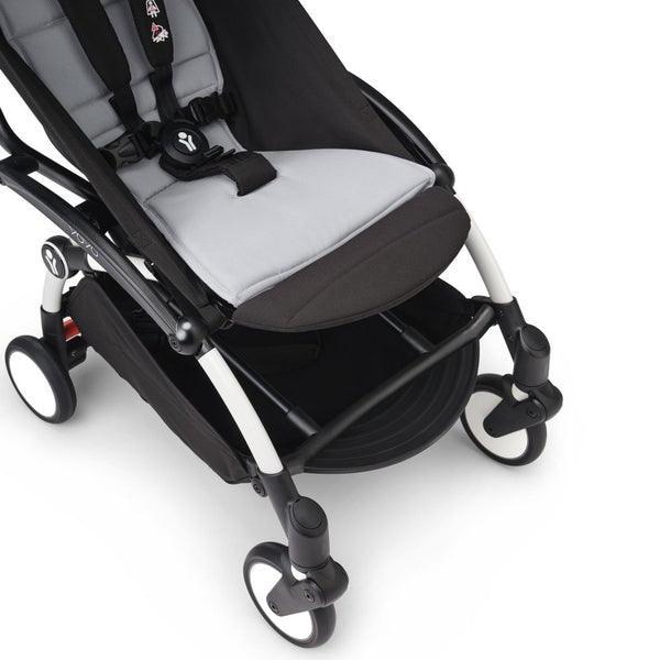 Carrinho Stokke YOYO³ compacto e ultraleve ideal para viagens e cabine de avião estrutura preta cor stone