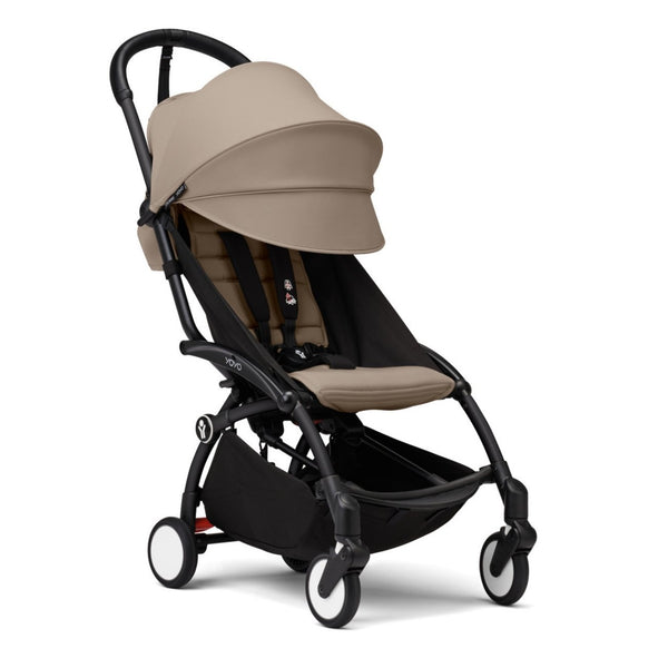 Carrinho Stokke YOYO³ compacto e ultraleve ideal para viagens e cabine de avião estrutura preta cor taupe