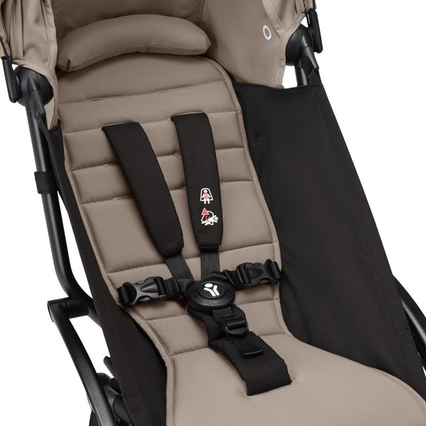 Carrinho Stokke YOYO³ compacto e ultraleve ideal para viagens e cabine de avião estrutura preta cor taupe