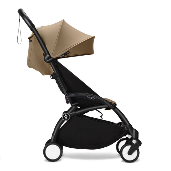 Carrinho Stokke YOYO³ compacto e ultraleve ideal para viagens e cabine de avião estrutura preta cor toffee