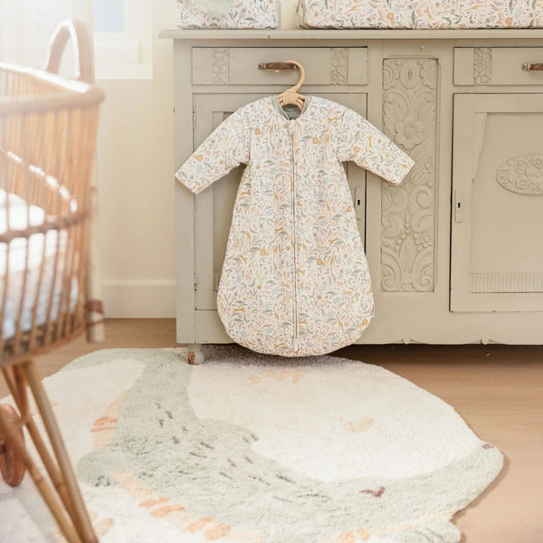 Tapete Crocodile infantil redondo em 100% algodão orgânico, com superfície suave e base antiderrapante para brincar, gatinhar e decorar o quarto.