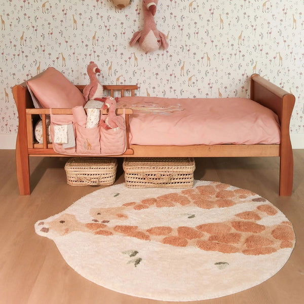 Tapete Giraffe infantil redondo em 100% algodão orgânico tufado, com superfície macia e verso antiderrapante para quarto e espaço de brincadeira.