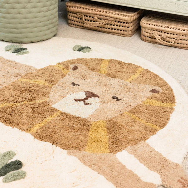 Tapete Lion infantil redondo em 100% algodão orgânico, com diferentes alturas de pelo, efeito de relevo e verso antiderrapante.