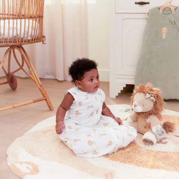 Tapete Lion infantil redondo em 100% algodão orgânico, com diferentes alturas de pelo, efeito de relevo e verso antiderrapante.