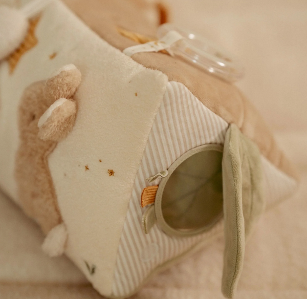 Triângulo de Atividades macio para bebé desde o nascimento, com estímulos visuais, táteis e sonoros para as primeiras brincadeiras. Newborn Naturals