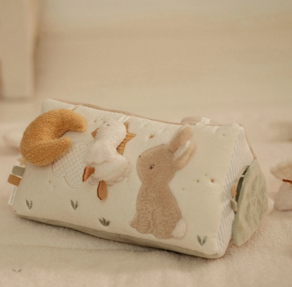 Triângulo de Atividades macio para bebé desde o nascimento, com estímulos visuais, táteis e sonoros para as primeiras brincadeiras. Newborn Naturals