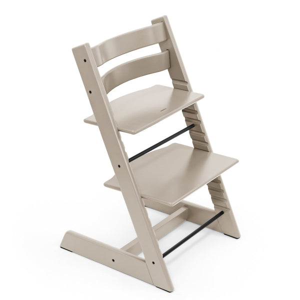 Cadeira Tripp Trapp® com Baby Set² e Newborn Set da Stokke®, solução evolutiva desde o nascimento que acompanha o crescimento da criança até à infância. Cashmere Grey