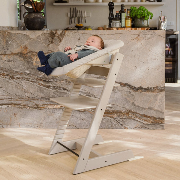 Cadeira Tripp Trapp® com Baby Set² e Newborn Set da Stokke®, solução evolutiva desde o nascimento que acompanha o crescimento da criança até à infância. Cashmere Grey