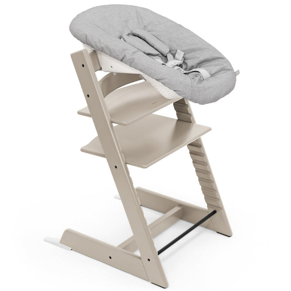 Cadeira Tripp Trapp® com Baby Set² e Newborn Set da Stokke®, solução evolutiva desde o nascimento que acompanha o crescimento da criança até à infância. Cashmere Grey