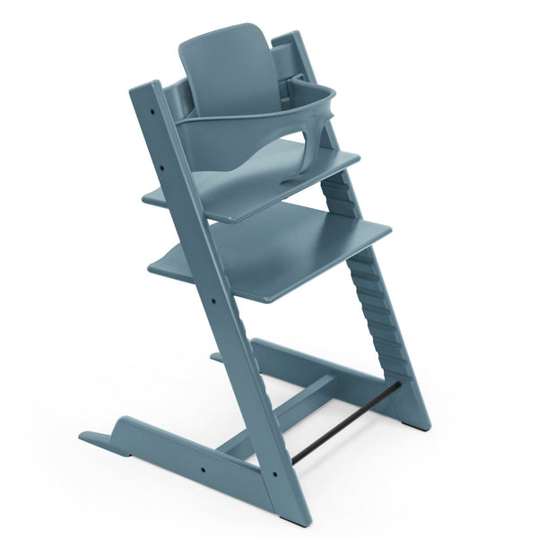 Cadeira Tripp Trapp® com Baby Set² e Newborn Set da Stokke®, solução evolutiva desde o nascimento que acompanha o crescimento da criança até à infância. Fjord Blue