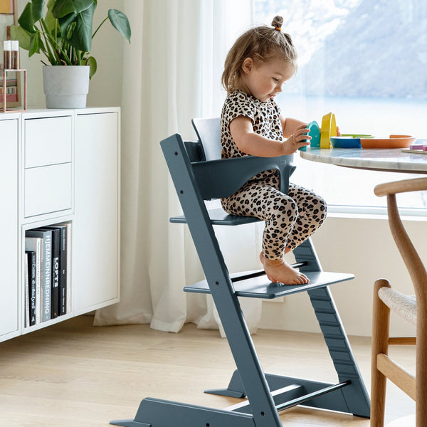 Cadeira Tripp Trapp® com Baby Set² e Newborn Set da Stokke®, solução evolutiva desde o nascimento que acompanha o crescimento da criança até à infância. Fjord Blue
