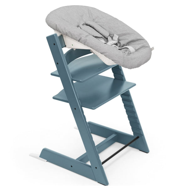 Cadeira Tripp Trapp® com Baby Set² e Newborn Set da Stokke®, solução evolutiva desde o nascimento que acompanha o crescimento da criança até à infância. Fjord Blue