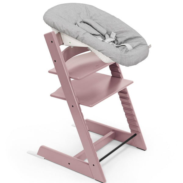 Cadeira Tripp Trapp® com Baby Set² e Newborn Set da Stokke®, solução evolutiva desde o nascimento que acompanha o crescimento da criança até à infância. Heather mauve