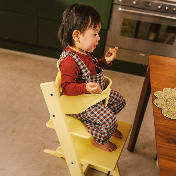 Cadeira Tripp Trapp® com Baby Set² e Newborn Set da Stokke®, solução evolutiva desde o nascimento que acompanha o crescimento da criança até à infância. Lemon Yellow