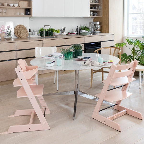 Cadeira Tripp Trapp® com Baby Set² e Newborn Set da Stokke®, solução evolutiva desde o nascimento que acompanha o crescimento da criança até à infância. Serene Pink