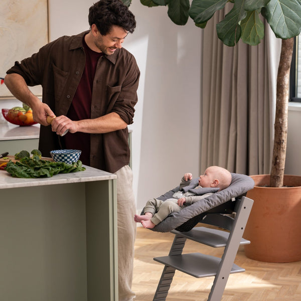 Cadeira Tripp Trapp® com Baby Set² e Newborn Set da Stokke®, solução evolutiva desde o nascimento que acompanha o crescimento da criança até à infância. Storme Grey