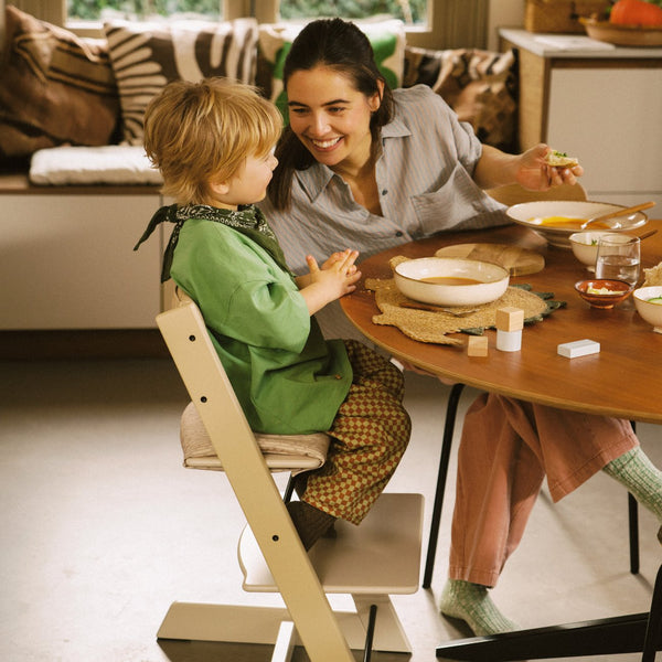 Cadeira Tripp Trapp® com Baby Set² e Newborn Set da Stokke®, solução evolutiva desde o nascimento que acompanha o crescimento da criança até à infância. Vanilla White