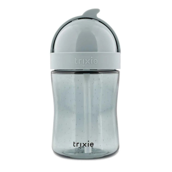 Copo com palhinha Trixie em Tritan para bebé, com sistema anti-derrame, tampa protetora e palhinha em silicone macia cor azul shark