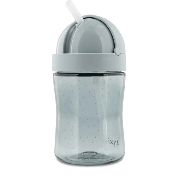 Copo com palhinha Trixie em Tritan para bebé, com sistema anti-derrame, tampa protetora e palhinha em silicone macia cor azul shark