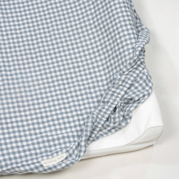 Colchão Muda Fraldas Praliné Vichy Walking Mum com espuma viscoelástica, capa impermeável, base antiderrapante e muda-fraldas adicional, ideal para mudar o bebé com conforto e segurança. Verde
