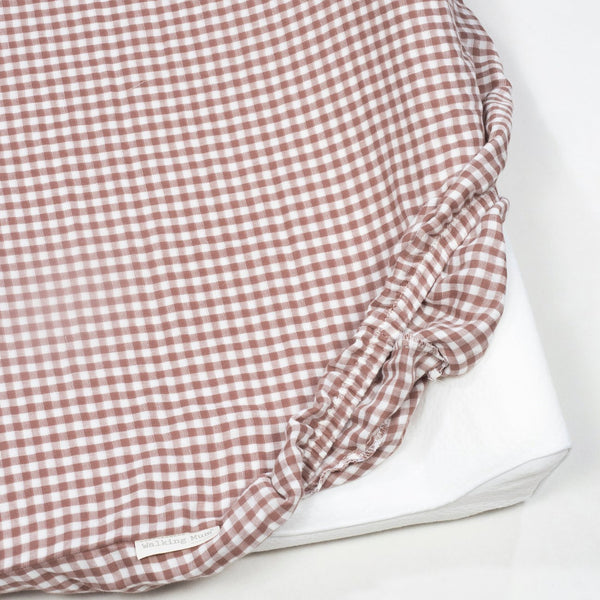 Colchão Muda Fraldas Praliné Vichy Walking Mum com espuma viscoelástica, capa impermeável, base antiderrapante e muda-fraldas adicional, ideal para mudar o bebé com conforto e segurança. Vermelho