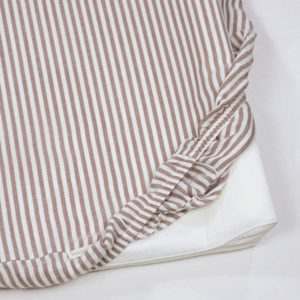 Colchão Muda Fraldas Praliné Stripes Walking Mum com espuma viscoelástica, capa impermeável, base antiderrapante e muda-fraldas adicional, ideal para mudar o bebé com conforto e segurança. Vermelho