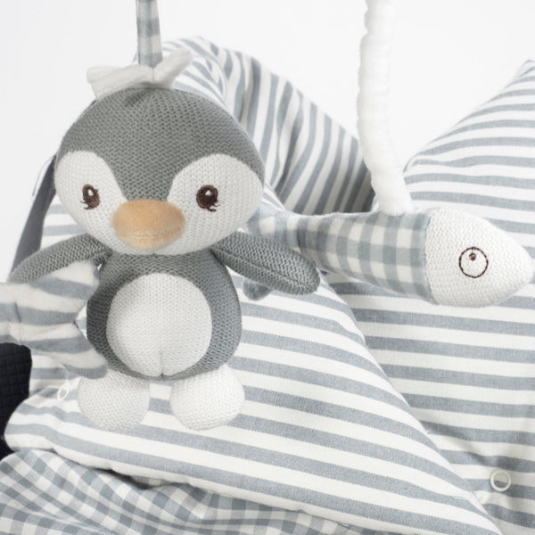 Espiral de Atividades Penguin Praliné Walking Mum em tecido macio para berço e carrinho, ideal para estimular os sentidos e a coordenação motora do bebé desde o nascimento verde.