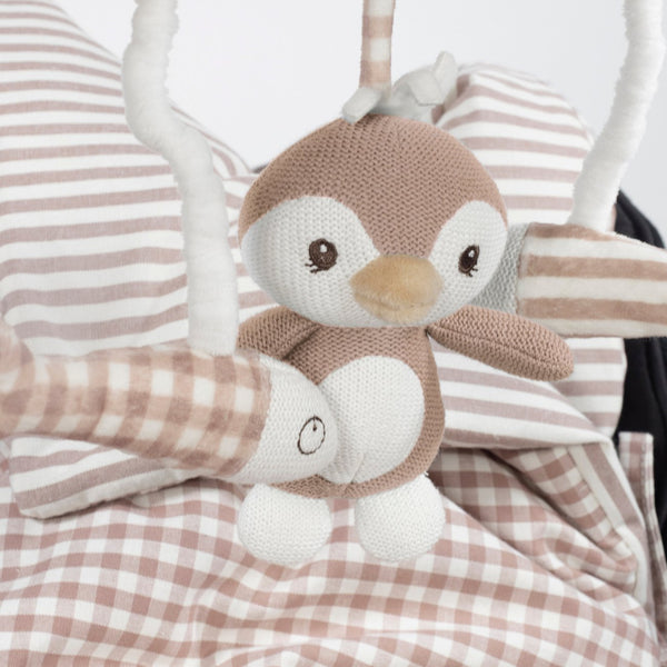 Espiral de Atividades Penguin Praliné Walking Mum em tecido macio para berço e carrinho, ideal para estimular os sentidos e a coordenação motora do bebé desde o nascimento vermelho.