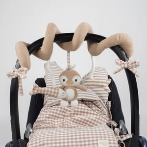 Espiral de Atividades Penguin Praliné Walking Mum em tecido macio para berço e carrinho, ideal para estimular os sentidos e a coordenação motora do bebé desde o nascimento vermelho.