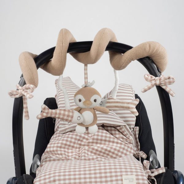 Espiral de Atividades Penguin Praliné Walking Mum em tecido macio para berço e carrinho, ideal para estimular os sentidos e a coordenação motora do bebé desde o nascimento vermelho.