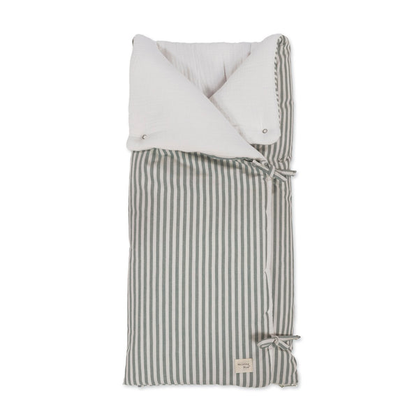 Ninho/Manta Praliné Stripes Walking Mum TOG 2.5 com interior em algodão muselina, ideal para alcofa e utilização como manta de berço desde o nascimento. Verde.