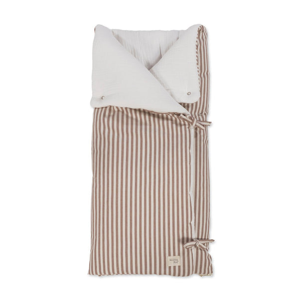 Ninho/Manta Praliné Stripes Walking Mum TOG 2.5 com interior em algodão muselina, ideal para alcofa e utilização como manta de berço desde o nascimento. Vermelho.