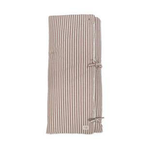 Ninho/Manta Praliné Stripes Walking Mum TOG 2.5 com interior em algodão muselina, ideal para alcofa e utilização como manta de berço desde o nascimento. Vermelho.