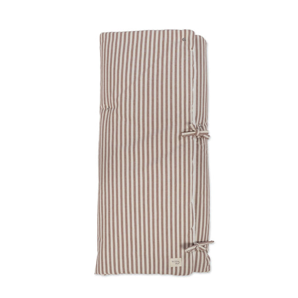 Ninho/Manta Praliné Stripes Walking Mum TOG 2.5 com interior em algodão muselina, ideal para alcofa e utilização como manta de berço desde o nascimento. Vermelho.